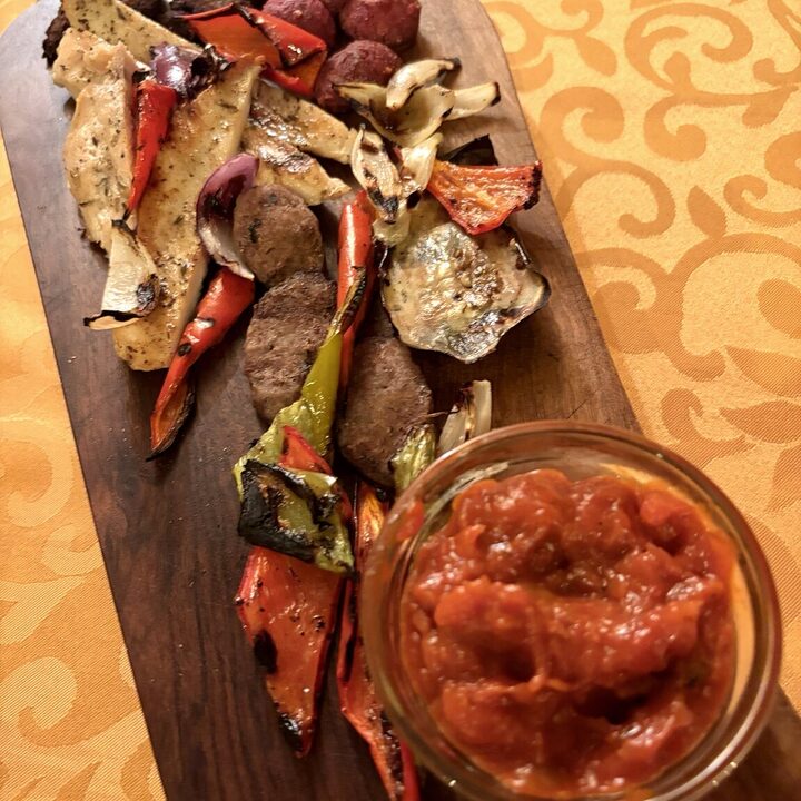 Плато със скара и печени зеленчуци